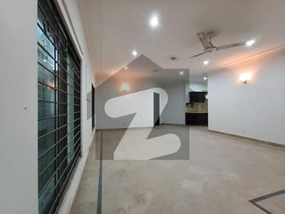 گلبرگ 3 گلبرگ,لاہور میں 6 مرلہ دکان 3.0 لاکھ میں کرایہ پر دستیاب ہے۔