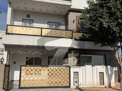 9.5 Marla Corner House For Sale