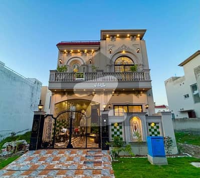 ڈی ایچ اے 9 ٹاؤن ڈیفنس (ڈی ایچ اے),لاہور میں 3 کمروں کا 5 مرلہ مکان 2.2 کروڑ میں برائے فروخت۔