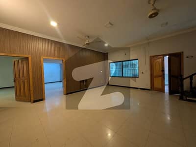 ایف ۔ 10 اسلام آباد میں 8 کمروں کا 1 کنال مکان 6.0 لاکھ میں کرایہ پر دستیاب ہے۔