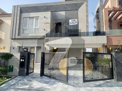 بحریہ ٹاؤن ۔ بلاک سی سی بحریہ ٹاؤن سیکٹرڈی,بحریہ ٹاؤن,لاہور میں 5 کمروں کا 10 مرلہ مکان 5.95 کروڑ میں برائے فروخت۔