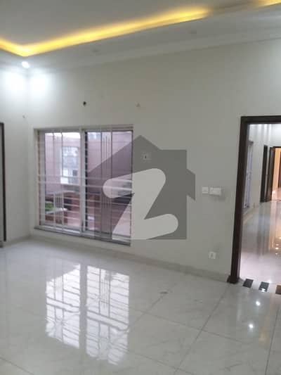 وینس ہاؤسنگ سکیم لاہور میں 2 کمروں کا 1 کنال زیریں پورشن 1.2 لاکھ میں کرایہ پر دستیاب ہے۔