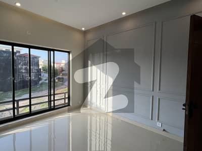 بحریہ انکلیو بحریہ ٹاؤن,اسلام آباد میں 5 کمروں کا 10 مرلہ مکان 5.7 کروڑ میں برائے فروخت۔