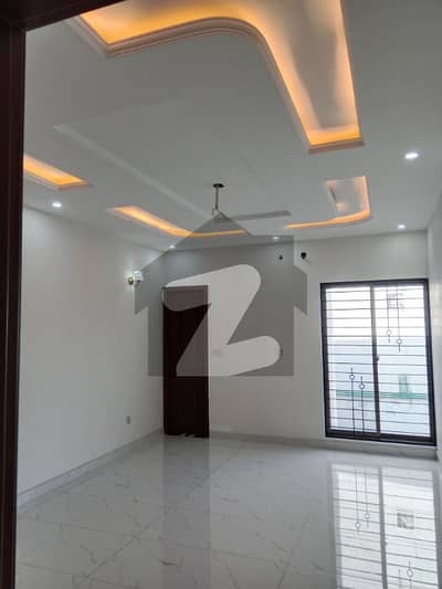 جوبلی ٹاؤن لاہور میں 4 کمروں کا 5 مرلہ مکان 2.3 کروڑ میں برائے فروخت۔