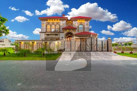 1 KANAL BRAND NEW EYE CATCHING SPANISH BUNGALOW FOR RENT NEAR TO RAYA IN LOW PRICE