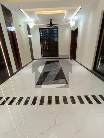 ایل ڈی اے ایوینیو لاہور میں 6 کمروں کا 10 مرلہ مکان 4.17 کروڑ میں برائے فروخت۔