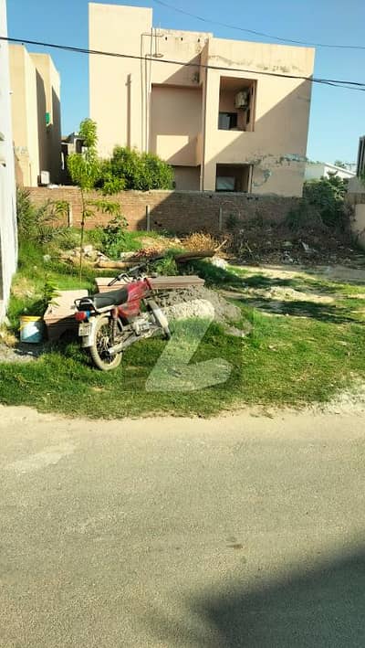 ویلینشیاء ہاؤسنگ سوسائٹی لاہور میں 2 کنال رہائشی پلاٹ 7.5 کروڑ میں برائے فروخت۔