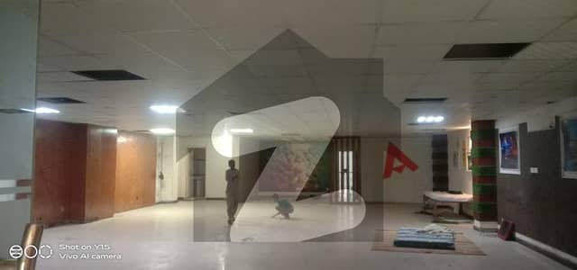 ایم ایم عالم روڈ گلبرگ,لاہور میں 15 مرلہ دفتر 8.5 لاکھ میں کرایہ پر دستیاب ہے۔