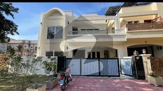 بحریہ انکلیو - سیکٹر اے بحریہ انکلیو,بحریہ ٹاؤن,اسلام آباد میں 5 کمروں کا 10 مرلہ مکان 5.5 کروڑ میں برائے فروخت۔