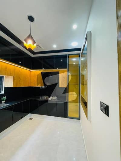 ایل ڈی اے ایوینیو لاہور میں 6 کمروں کا 10 مرلہ مکان 3.58 کروڑ میں برائے فروخت۔