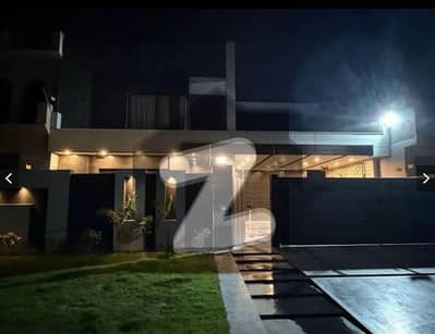 ایل ڈی اے ایوینیو لاہور میں 6 کمروں کا 1 کنال مکان 5.4 کروڑ میں برائے فروخت۔