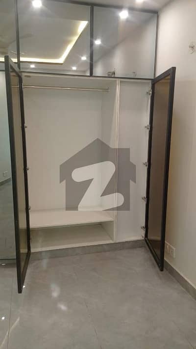 ڈی ایچ اے فیز 8 ڈیفنس (ڈی ایچ اے),لاہور میں 2 کمروں کا 4 مرلہ فلیٹ 1.1 لاکھ میں کرایہ پر دستیاب ہے۔