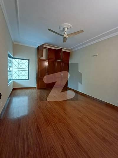 گلبرگ 2 گلبرگ,لاہور میں 5 کمروں کا 1 کنال مکان 4.25 لاکھ میں کرایہ پر دستیاب ہے۔