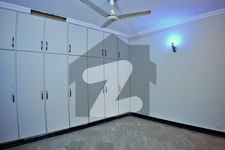 LUXURIOUS 10 Marla hOuse Available For Rent In B-Block Green Avenue Society . . . .