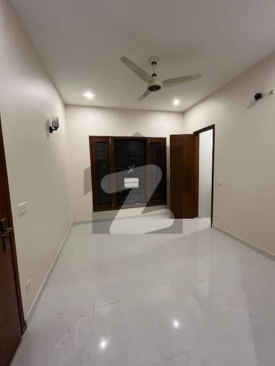 ڈی ایچ اے فیز 7 ایکسٹینشن ڈی ایچ اے ڈیفینس,کراچی میں 3 کمروں کا 8 مرلہ بالائی پورشن 1.5 لاکھ میں کرایہ پر دستیاب ہے۔