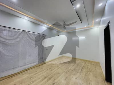 ڈی ایچ اے فیز 5 - بلاک ایل فیز 5,ڈیفنس (ڈی ایچ اے),لاہور میں 4 کمروں کا 7 مرلہ مکان 1.5 لاکھ میں کرایہ پر دستیاب ہے۔