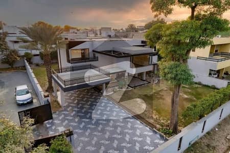 2 KANAL ELEGANT AND FULLY MAINTAINED SUPER HOT LOCATED BUNGALOW IS AVAILABLE IN THE BEST BLOCK OF DHA LAHORE