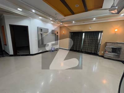 ڈی ایچ اے فیز 5 - بلاک ایچ فیز 5,ڈیفنس (ڈی ایچ اے),لاہور میں 5 کمروں کا 1 کنال مکان 3.25 لاکھ میں کرایہ پر دستیاب ہے۔