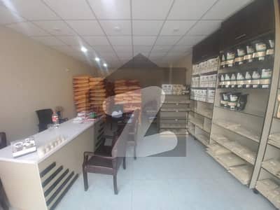 جوہر ٹاؤن لاہور میں 1 کمرے کا 3 مرلہ دفتر 75.0 ہزار میں کرایہ پر دستیاب ہے۔