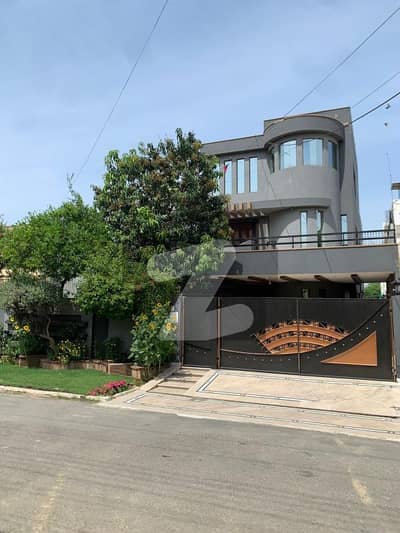 ماڈل ٹاؤن ۔ بلاک اے ماڈل ٹاؤن,لاہور میں 6 کمروں کا 1 کنال مکان 3.5 لاکھ میں کرایہ پر دستیاب ہے۔