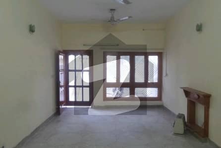 آئی ۔ 8 اسلام آباد میں 5 کمروں کا 14 مرلہ مکان 3.9 لاکھ میں کرایہ پر دستیاب ہے۔