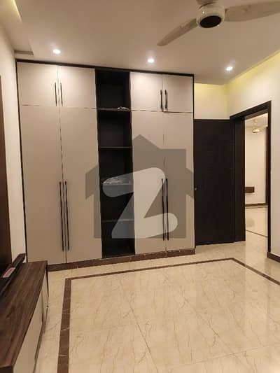 مارگلہ انکلیو مارگلہ ایونیو,اسلام آباد میں 5 کمروں کا 10 مرلہ مکان 1.6 لاکھ میں کرایہ پر دستیاب ہے۔