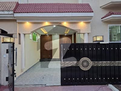 بحریہ ٹاؤن فیز 8 بحریہ ٹاؤن راولپنڈی,راولپنڈی میں 5 کمروں کا 5 مرلہ مکان 2.1 کروڑ میں برائے فروخت۔