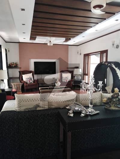 1000 Yards Slightly Used Mud Finish Villa for Sale in DHA Phase 6