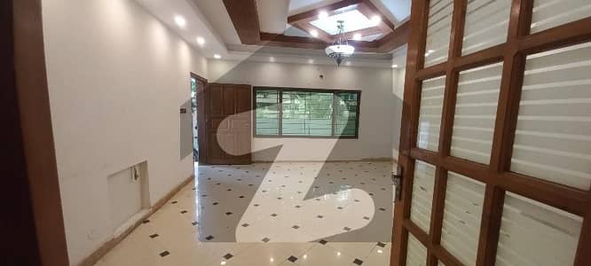 ایف ۔ 10 اسلام آباد میں 6 کمروں کا 1 کنال مکان 4.7 لاکھ میں کرایہ پر دستیاب ہے۔