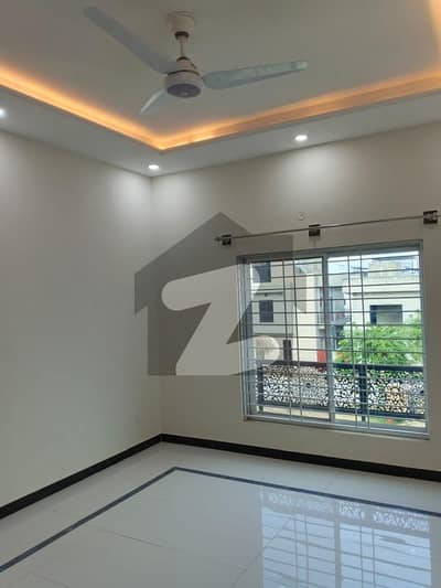 ٹاپ سٹی 1 اسلام آباد میں 5 کمروں کا 10 مرلہ مکان 1.6 لاکھ میں کرایہ پر دستیاب ہے۔