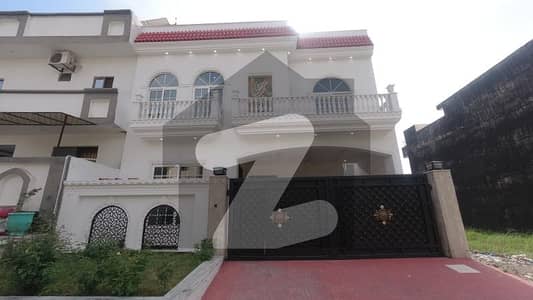 ایف ۔ 17 اسلام آباد میں 5 کمروں کا 8 مرلہ مکان 2.95 کروڑ میں برائے فروخت۔