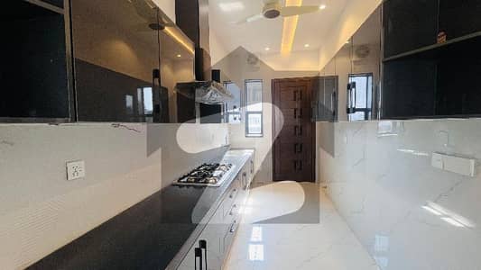 ایل ڈی اے ایوینیو لاہور میں 6 کمروں کا 10 مرلہ مکان 3.45 کروڑ میں برائے فروخت۔