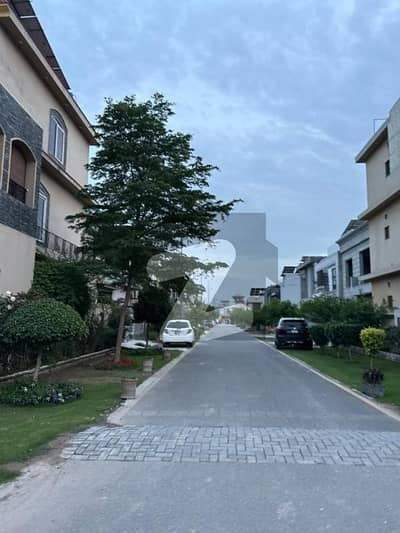 5 MARLA HOT LOCATION PLOT BETWEEN HOUSES