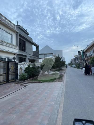 PLATINUM 5 MARLA HOT LOCATION PLOT FULLY DEVELOPED AREA