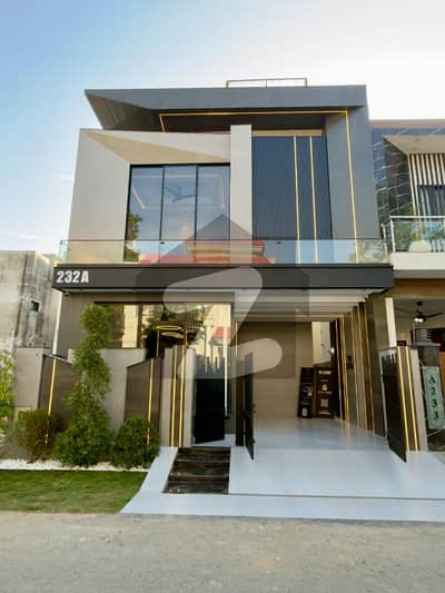 5 MARLA BRAND NEW DESIGNER VILLA TOP LOCATION