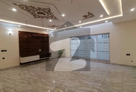 ماڈل ٹاؤن ملتان میں 5 کمروں کا 12 مرلہ مکان 1.55 لاکھ میں کرایہ پر دستیاب ہے۔