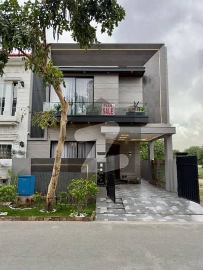 ڈی ایچ اے 9 ٹاؤن ڈیفنس (ڈی ایچ اے),لاہور میں 3 کمروں کا 5 مرلہ مکان 3.3 کروڑ میں برائے فروخت۔