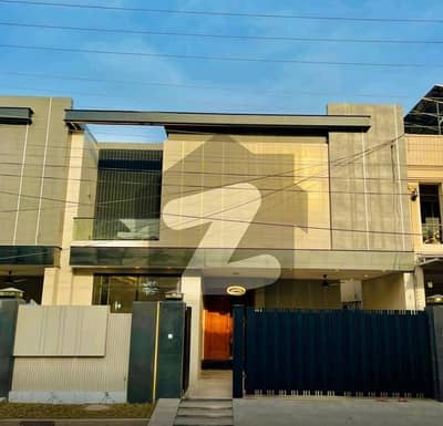 ماڈل ٹاؤن ۔ بلاک سی ماڈل ٹاؤن,ملتان میں 5 کمروں کا 10 مرلہ مکان 3.9 کروڑ میں برائے فروخت۔ ماڈل ٹاؤن ۔ بلاک سی ماڈل ٹاؤن,ملتان میں 5 کمروں کا 10 مرلہ مکان 3.9 کروڑ میں برائے فروخت۔