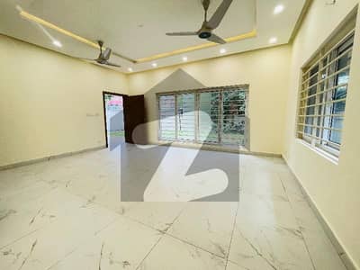 ایف ۔ 8 اسلام آباد میں 4 کمروں کا 1 کنال مکان 6.5 لاکھ میں کرایہ پر دستیاب ہے۔