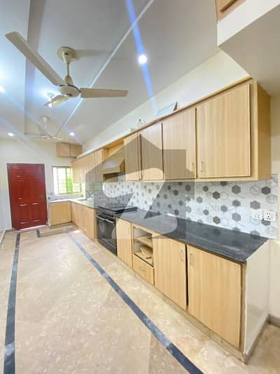 BEUTIFULL GRUND PORTION FOR RENT