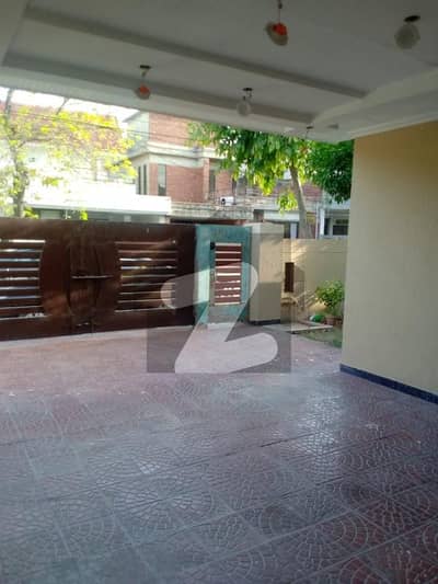 10 Marla l ideal bungalow for sale