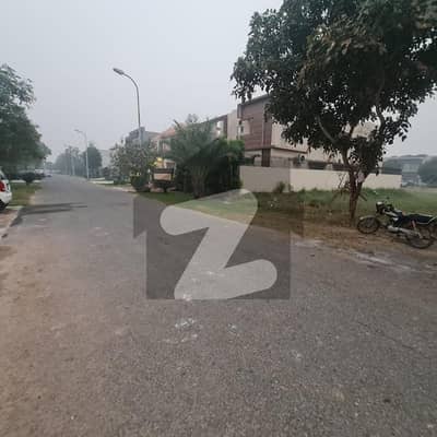 IDEAL LOCATIONS ONE KANAL PLOT FOR SALE IN LOCATED DHA PHASE 8 BLOCK T PLOT NO 987.
