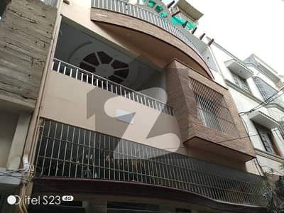 نارتھ کراچی ۔ سیکٹر 11بی نارتھ کراچی,کراچی میں 8 کمروں کا 5 مرلہ مکان 2.3 کروڑ میں برائے فروخت۔