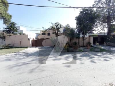 سرور روڈ کینٹ,لاہور میں 8 کمروں کا 2 کنال مکان 18.5 کروڑ میں برائے فروخت۔