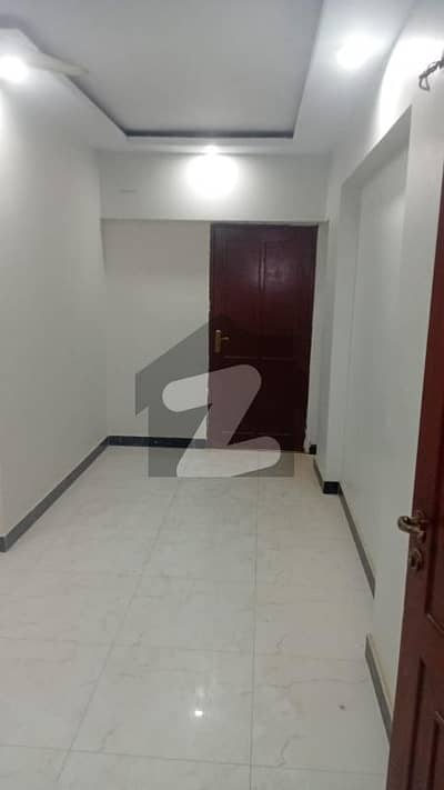 جناح ایونیو کراچی میں 3 کمروں کا 8 مرلہ فلیٹ 3.0 کروڑ میں برائے فروخت۔