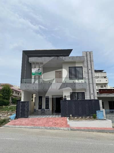 جناح گارڈنز فیز 1 جناح گارڈنز,ایف ای سی ایچ ایس,اسلام آباد میں 5 کمروں کا 8 مرلہ مکان 3.9 کروڑ میں برائے فروخت۔