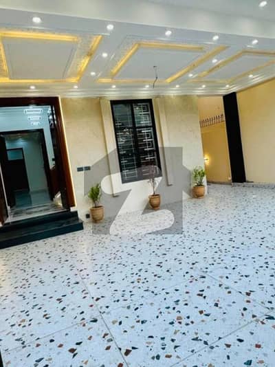 جوبلی ٹاؤن لاہور میں 6 کمروں کا 10 مرلہ مکان 3.65 کروڑ میں برائے فروخت۔