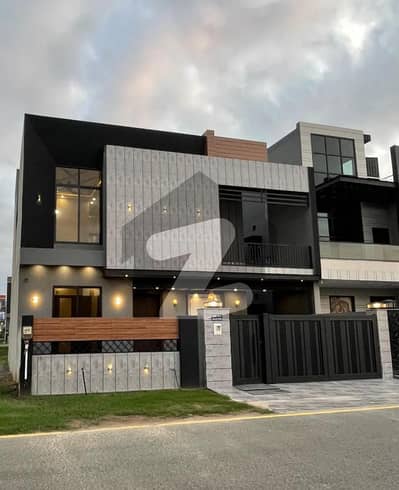 10 Marla Beautiful House With Modern Front Elevation - Citi Housing