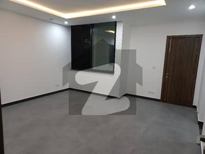 ایف ۔ 10 اسلام آباد میں 6 کمروں کا 1 کنال مکان 35.0 کروڑ میں برائے فروخت۔