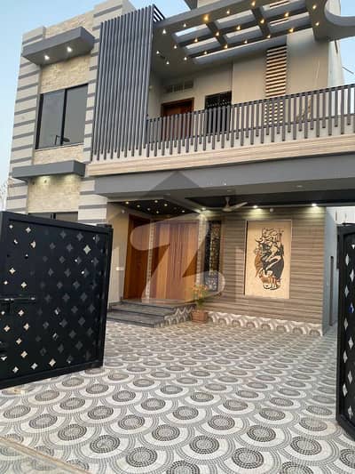 سٹی ہاؤسنگ فیصل آباد میں 3 کمروں کا 10 مرلہ مکان 3.7 کروڑ میں برائے فروخت۔